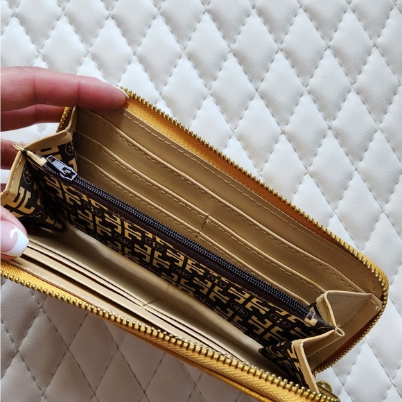 Zippy wallet🌞 - Picture 2 of 2